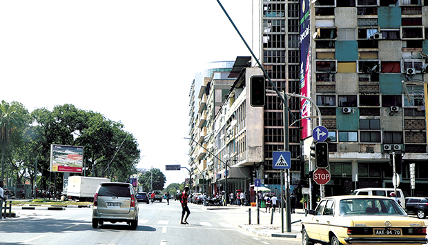 CIDADÃOS REGRESSAM À ACTIVIDADE LABORAL