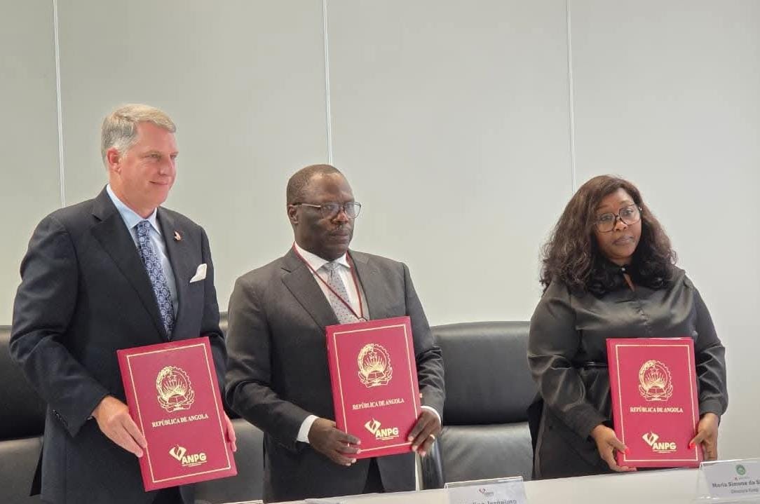 MINISTÉRIO DO AMBIENTE  ASSINA ACORDO  PARA DESENVOLVIMENTO  DE SOLUÇÕES DE BAIXO CARBONO