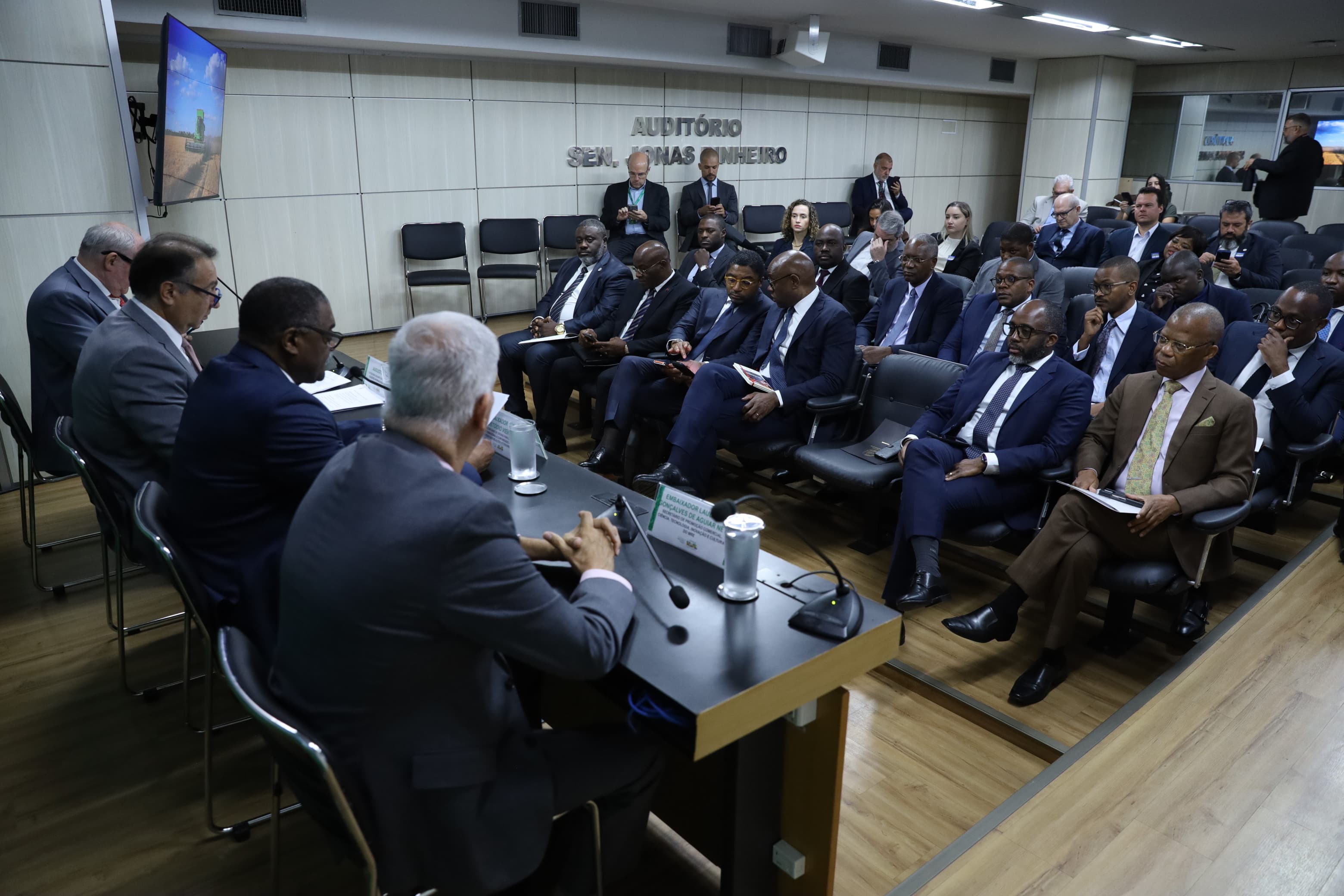 DELEGAÇÃO ANGOLANA TRABALHA NO BRASIL NO ÂMBITO DO REFORÇO DA COOPERAÇÃO AGROPECUÁRIA