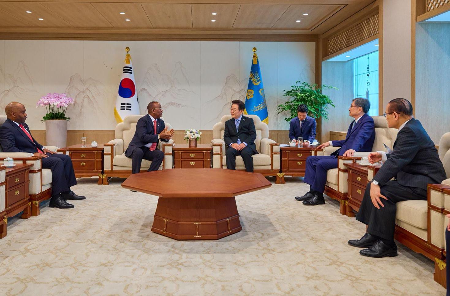 EMBAIXADOR SIANGA ABÍLIO RECEBIDO EM AUDIÊNCIA PELO PRESIDENTE DA COREIA DO SUL