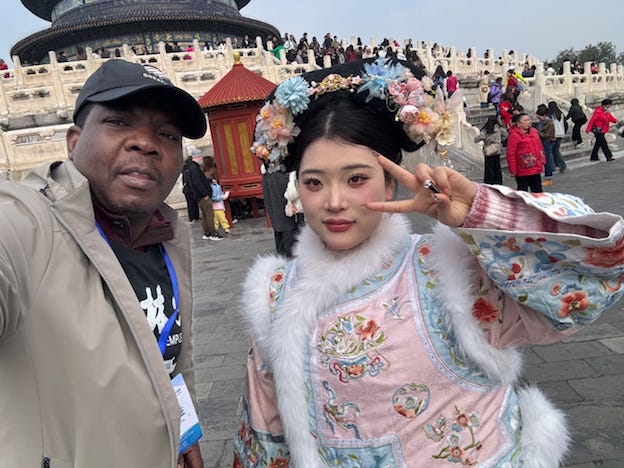 PROFISSIONAIS DE COMUNICÇÃO DA LUSOFONIA VISITAM TEMPLO DO CÉU NA CHINA