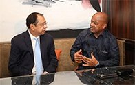 MINISTRO MÁRIO OLIVEIRA MANTÉM ENCONTRO COM REPRESENTANTE DA CNN ÁFRICA