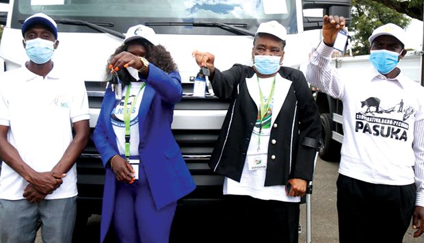 HUAMBO-AGRICULTORES RECEBEM CARROS PARA ESCOAR BENS