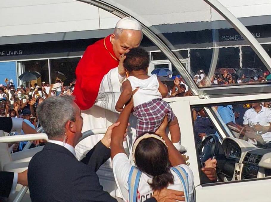 PAPA LEÃO ABENÇOA CRIANÇA AO COLO DA MÃE