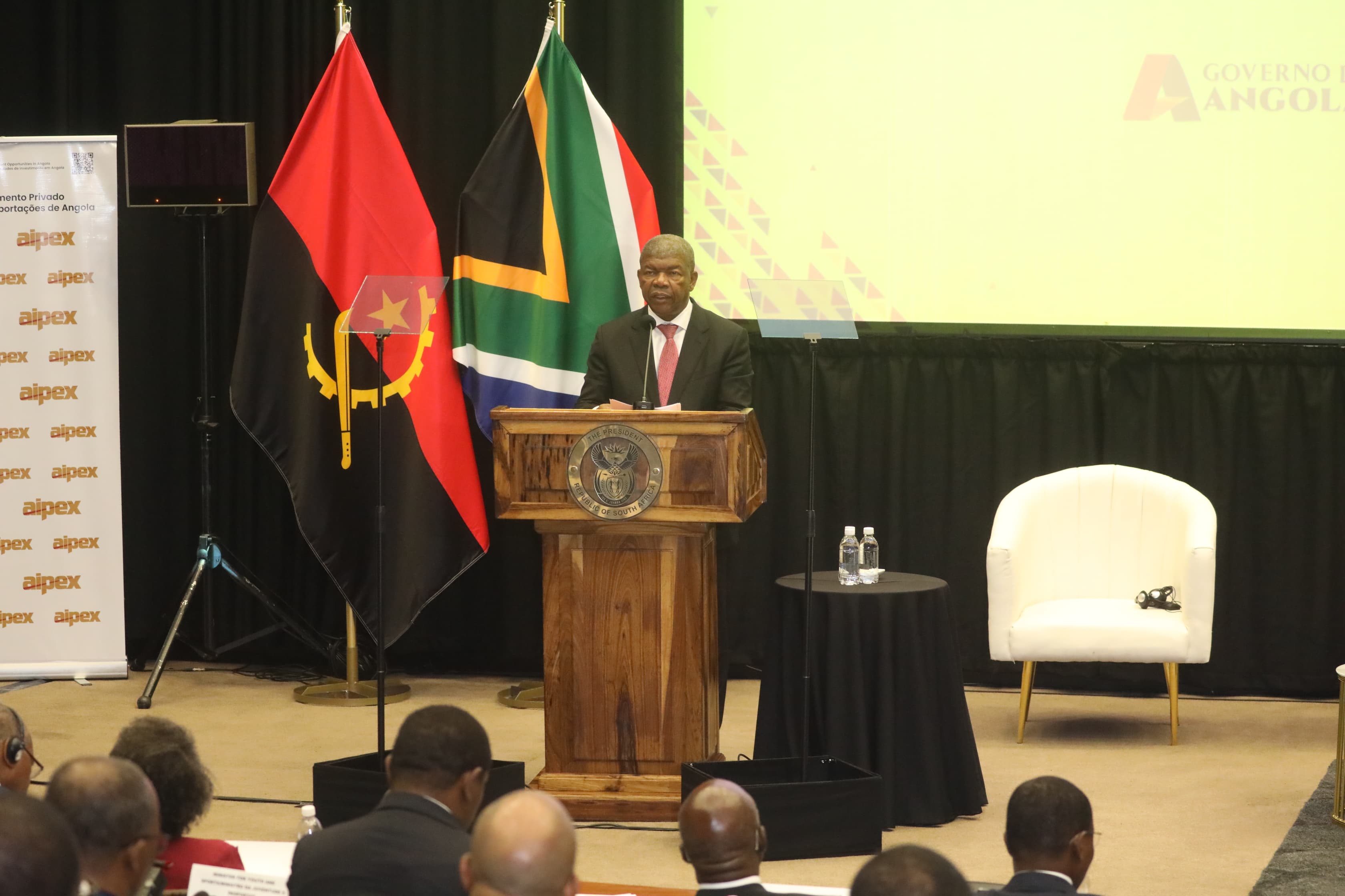 CHEFE DE ESTADO FAZ BALANÇO POSITIVO DA VISITA A ÁFRICA DO SUL