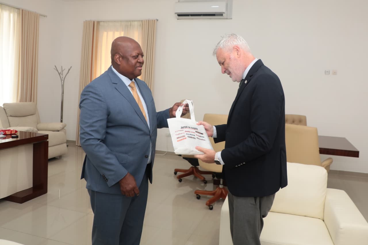 EMBAIXADOR DE ISRAEL EM ANGOLA INFORMADO DO FUNCIONAMENTO DA EDIÇÕES NOVEMBRO