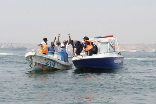 POLÍCIA FISCAL ADUANEIRA TRAVA CONTRABANDO DE MERCADORIAS