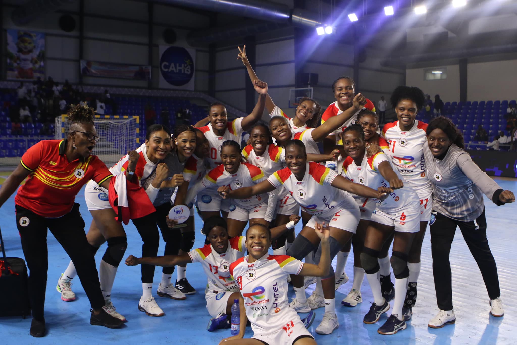 CAMPEÃS AFRICANAS RECEBIDAS EM APOTEOSE EM LUANDA