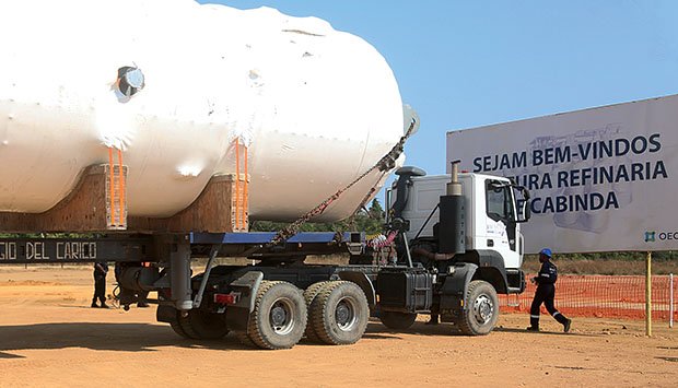 EQUIPAMENTOS PARA A CONSTRUÇÃO DA REFINARIA  CHEGAM A CABINDA