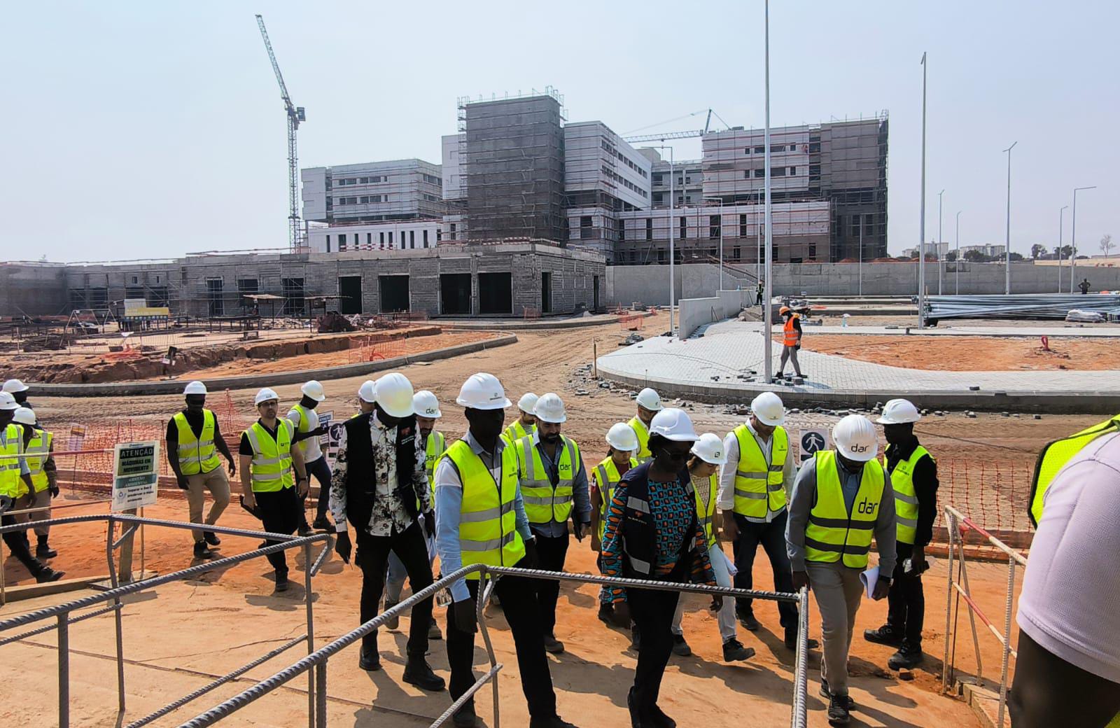 MINISTRA SILVIA LUTUCUTA VERIFICA ANDAMENTO DAS OBRAS DO HOSPITAL DOS QUEIMADOS