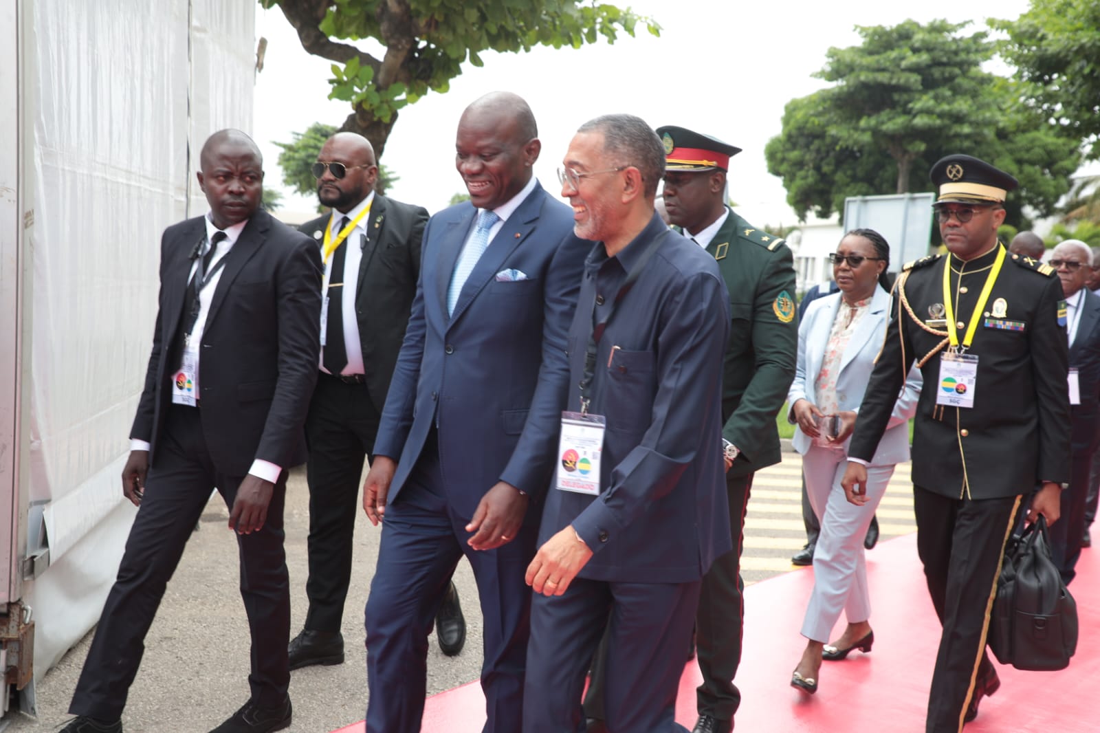 PRESIDENTE DO GABÃO VISITA REFENARIA DE LUANDA