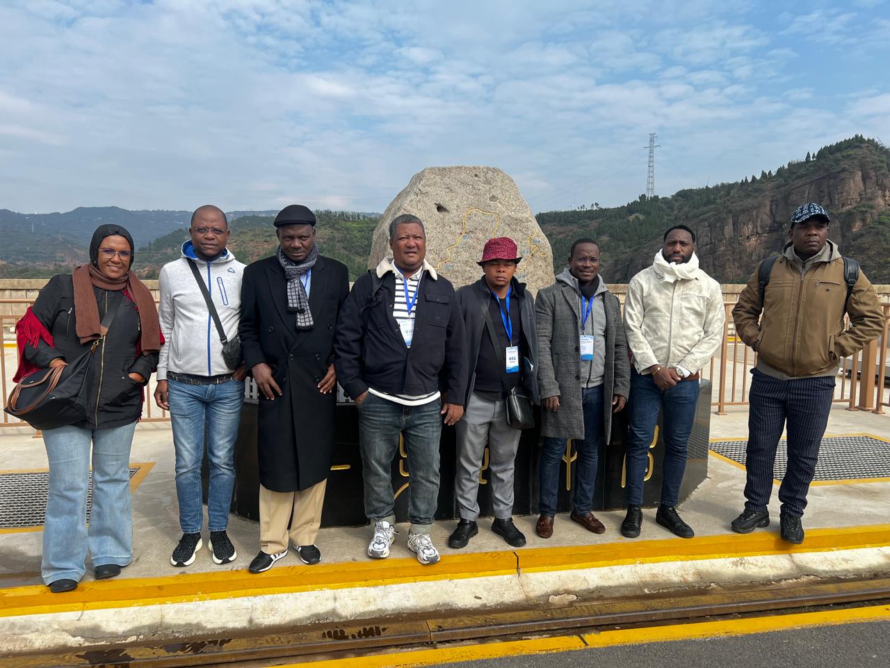 JORNALISTAS ANGOLANOS VISITAM PRIMEIRA BARRAGEM HIDROELÉCTRICA CONSTRUÍDA NA CHINA