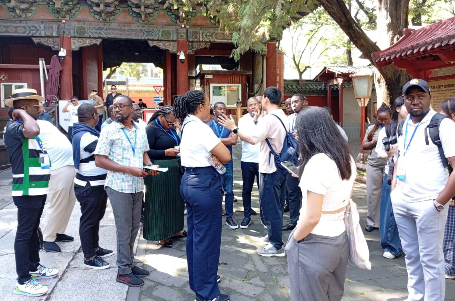 JORNALISTAS ANGOLANOS VISITAM ACADEMIA IMPERIAL NA CIDADE DE BENJING-CHINA