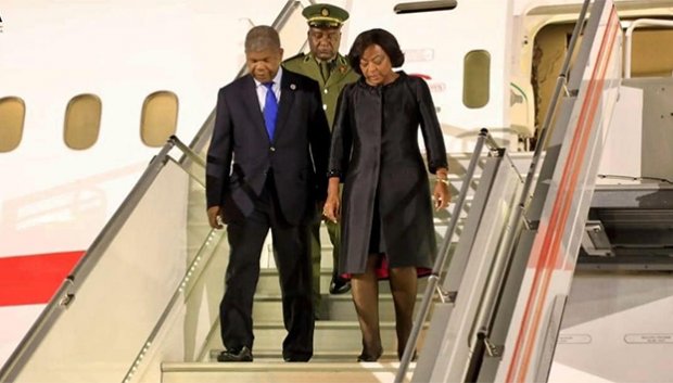 CHEFE DE ESTADO REGRESSA AO PAÍS