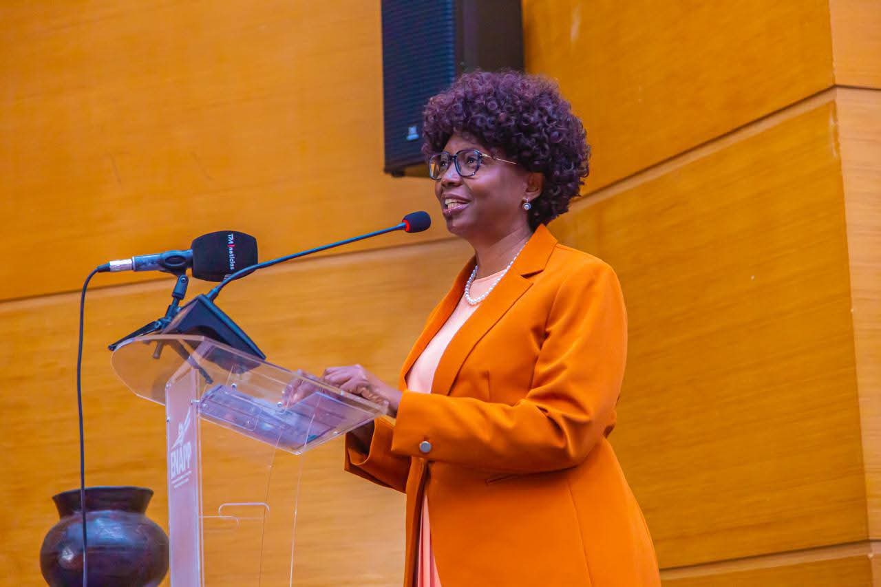 MINISTRA DA SAÚDE FELICITA TRABALHADORES NO DIA DO MÉDICO