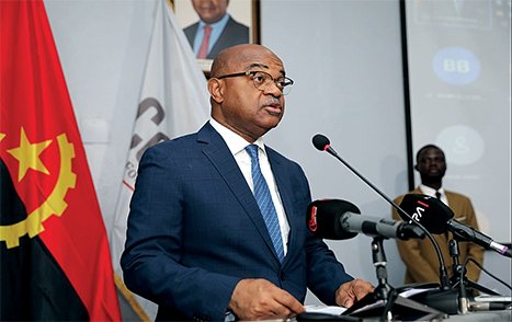 MINISTRO MÁRIO DE OLIVEIRA APELA AO MELHOR USO DOS SÍMBULOS NACIONAIS