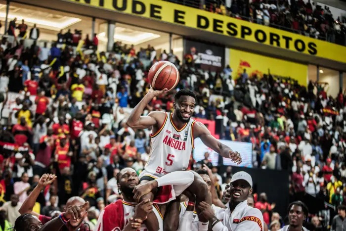 PRESIDENTE DA REPÚBLICA FELICITA SELECÇÃO NACIONAL DE BASQUETEBOL