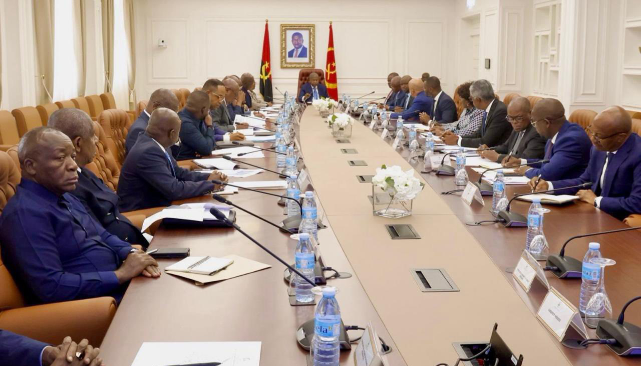 CHEFE DE ESTADO REÚNE COM A COMISSÃO ENCARREGUE  ORGANIZAR VISITA DO PAPA LEÃO XIV