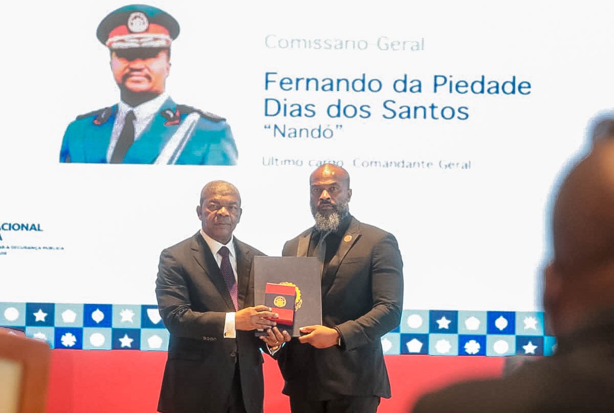PRESIDENTE DA REPÚBLICA CONDECORA COMISSÁRIOS DA POLÍCIA NACIONAL