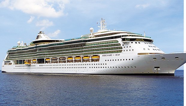NAVIO COM MAIS DE 700 TURISTAS ATRACA EM LUANDA